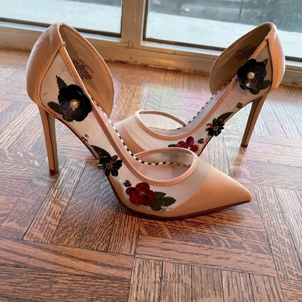 Betsy Johnson embroidered pumps
